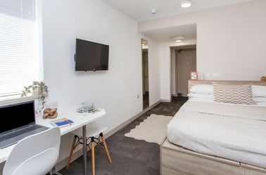 Superior Plus Studio, Berkshire House, 252-256 Kings Road, City Centre, Reading - Image 2