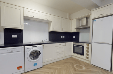 1+ Rooms in 9 Bed Property, Hyde Park, Leeds - Image 3