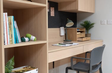 Ultimate Studio - Desk