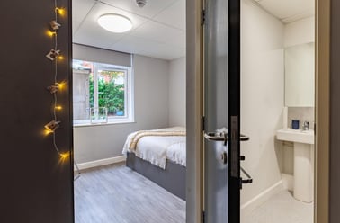 Classic Ensuite, Allen Court, 1 Cromwell Range, Fallowfield, Manchester - Image 2