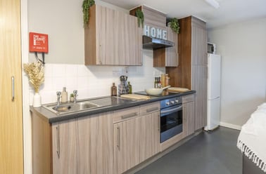 Classic 2 Bed Ensuite, The Pinnacles, Broad Street, City Centre, Sheffield - Image 3