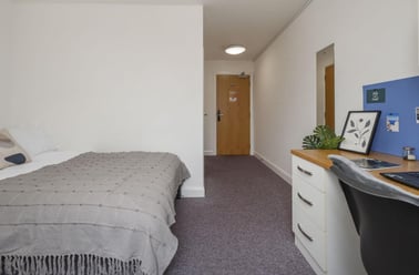 Premium Ensuite with Wet Room, Riverside House, 100 Blackfriars Road, Salford, Manchester - Image 2