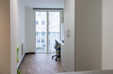 Deluxe Studio, Plymouth Cross House, 6 Raleigh Street, City Centre, Plymouth - Image 2