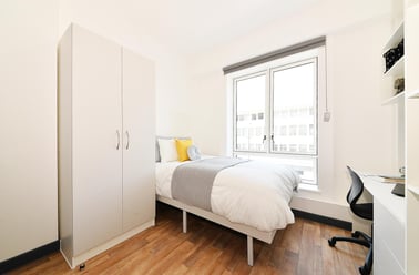 Gold Ensuite, Plymouth Cross House, 6 Raleigh Street, City Centre, Plymouth - Image 2