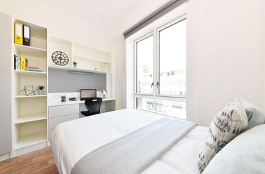 Silver Ensuite, Plymouth Cross House, 6 Raleigh Street, City Centre, Plymouth - Image 2