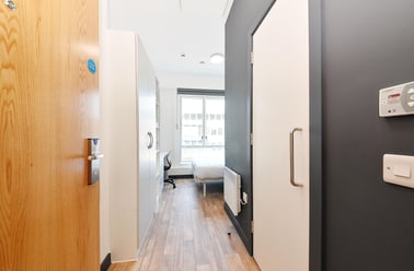 Silver Ensuite, Plymouth Cross House, 6 Raleigh Street, City Centre, Plymouth - Image 3