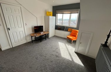 Room 5, 114 Austhorpe Road, Harehills, Leeds - Image 2
