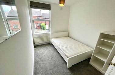 Room 4, 8 De Lacy Mount, Kirkstall, Leeds - Image 3
