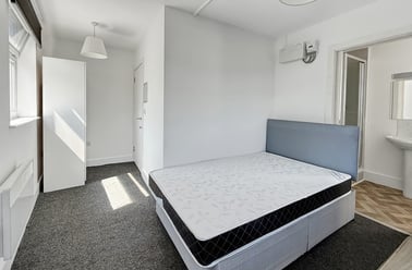 a Clayponds Lane, London - Image 3