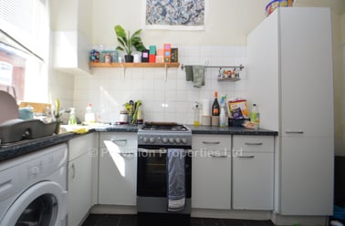 Harold Grove, Hyde Park, Leeds - Image 2