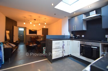 Manor Drive, Hyde Park, Leeds - Image 3