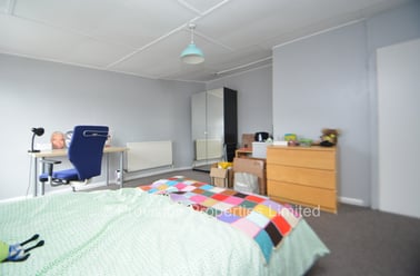 Manor Drive, Hyde Park, Leeds - Image 3
