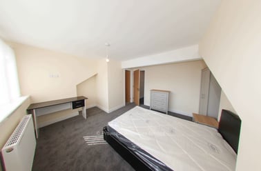 Brudenell Grove, Hyde Park, Leeds - Image 3