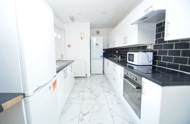 Manor Drive, Hyde Park, Leeds - Image 3