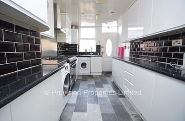 Brudenell Avenue, Hyde Park, Leeds - Image 2