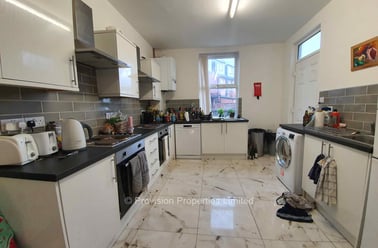 Brudenell Road, Hyde Park, Leeds - Image 2