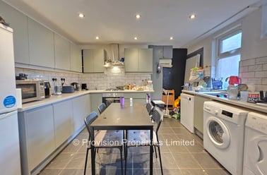 Manor Drive, Hyde Park, Leeds - Image 2