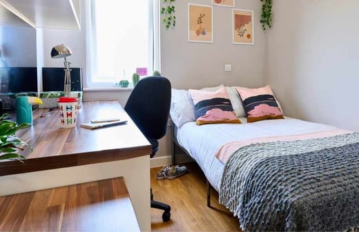 Flat Six Bedroom