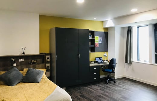 Deluxe Studio