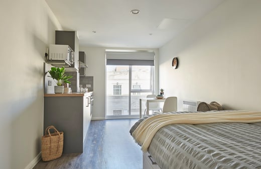 Superior (Floor 4) Studio
