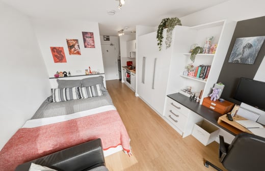Silver Courtyard Studio, Floors 7-8