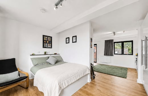 Silver Super-Large Courtyard Studio, Floors G-2