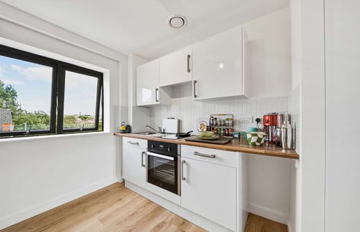 Silver Extra-Large Courtyard Studio, Floors 1-7
