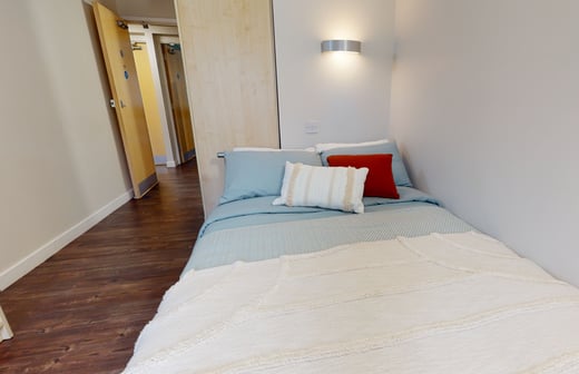 Silver En Suite Plus