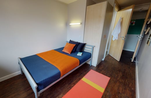 Bronze En Suite