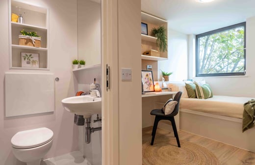 Gold En Suite-2627