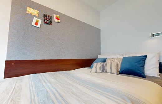 Bronze En Suite
