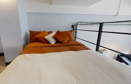 Bronze Duplex Studio