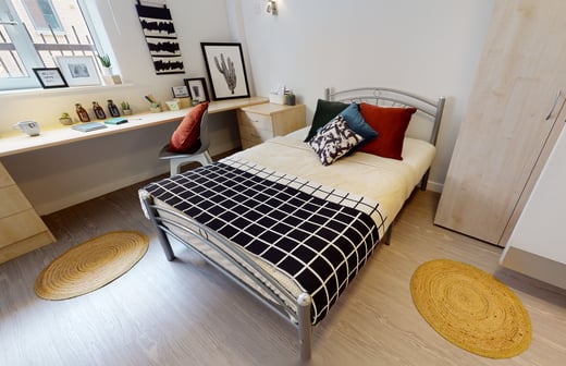 Silver En Suite
