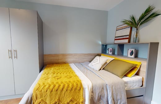 5-Bed Silver Apartment