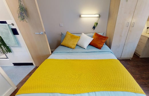 Gold En Suite-2627