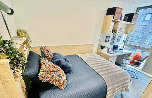 Silver En Suite Mid Floor