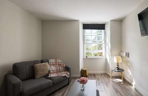 Large 3 Bed with Separate Living Room