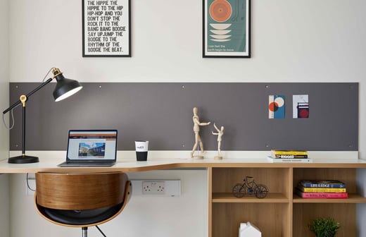 BRONZE ENSUITE PLUS DESK