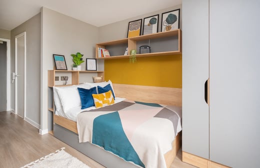 Bedroom Silver (shared Bathroom)