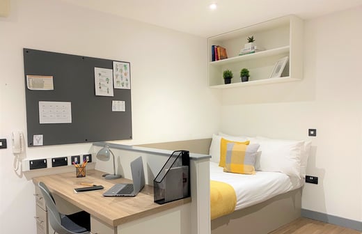 Studio Silver - Accessible