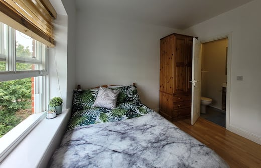 Room 5 En Suite in 11 bed house