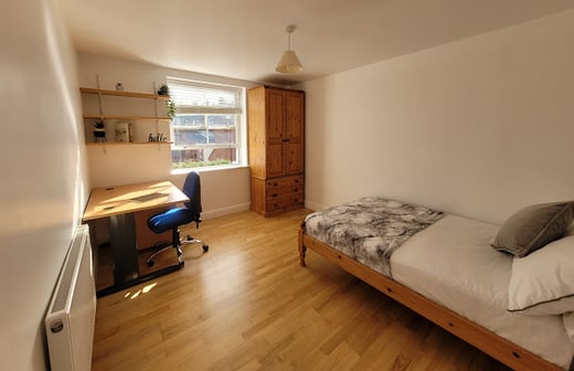 Room 5 in 12 bed house