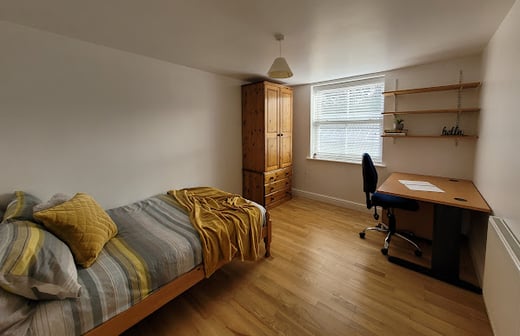 Room 6 in 12 bed house