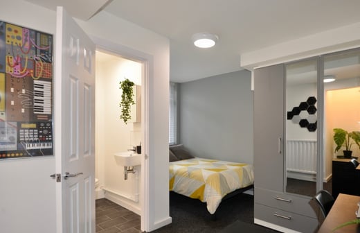 Ensuite With Kitchen