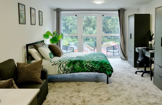 Extra Large Studio Flat