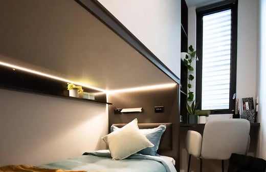 6-Bed Apartment with Balcony (Bunk Cabin)