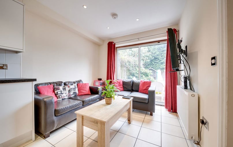 College Road - Room, Christchurch, Canterbury - Image 1