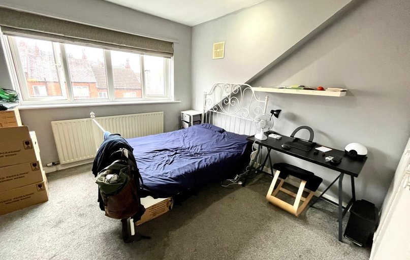 Room 2, 8 De Lacy Mount, Kirkstall, Leeds - Image 1