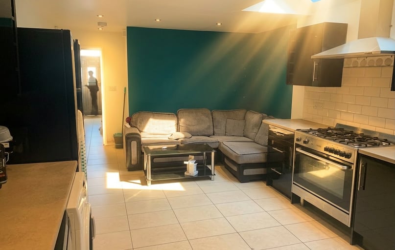 Warwards Lane - 5 bed, Stirchley, Birmingham - Image 1