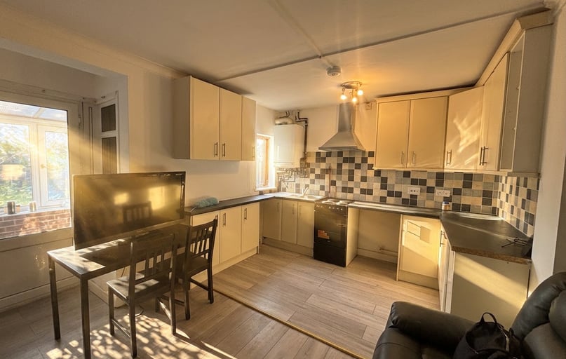 Beeston Road - 4 bed, Dunkirk, Nottingham - Image 1